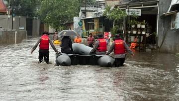 28-rt-di-jakarta-terendam-banjir-ada-yang-hampir-1-meter-1768205164.jpg
