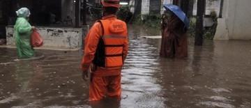 banjir-jakarta-meluas-10-rt-dan-23-jalan-terendam-1768205447.jpg