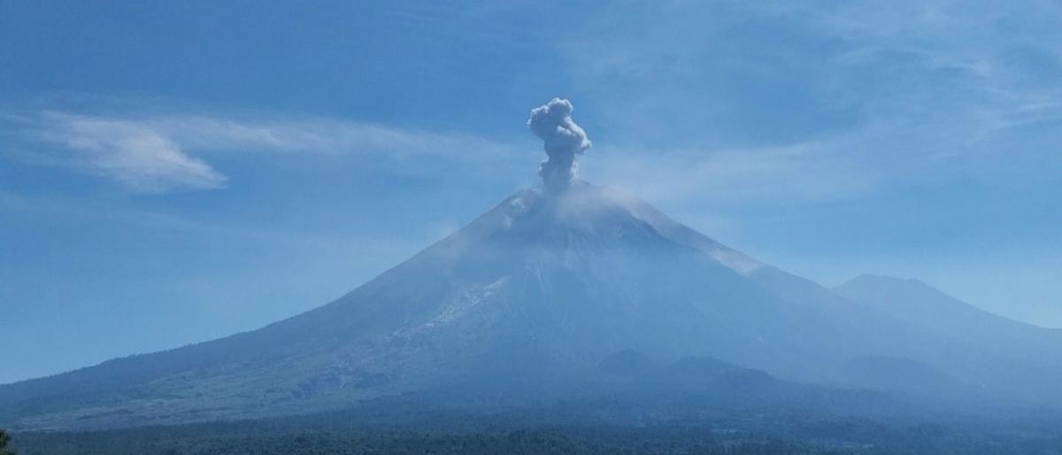 Gunung Semeru erupsi dengan letusan setinggi 900 meter