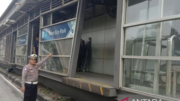 Halte Transjakarta Tebet Eco Park tetap layani penumpang usai ditabrak