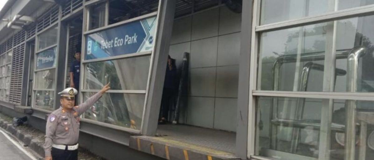 Halte Transjakarta Tebet Eco Park tetap layani penumpang usai ditabrak