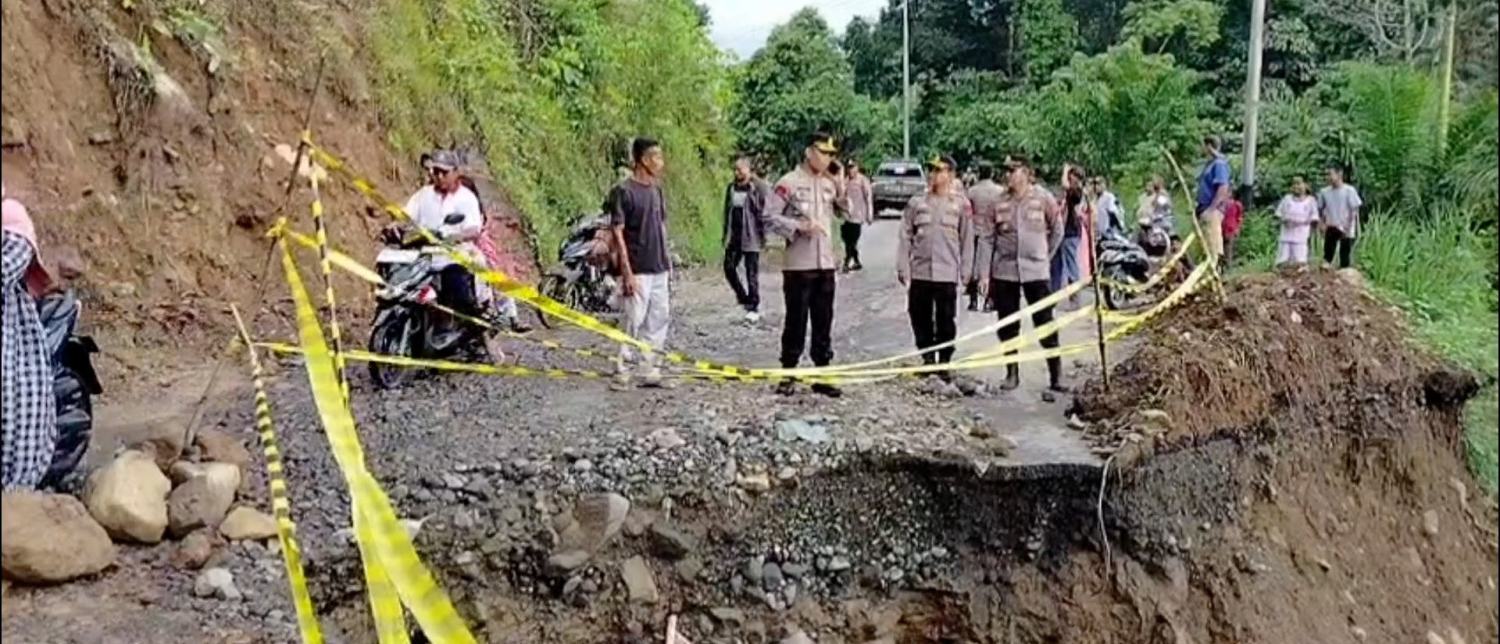 Hujan deras sebabkan Jalan Provinsi di Agam amblas