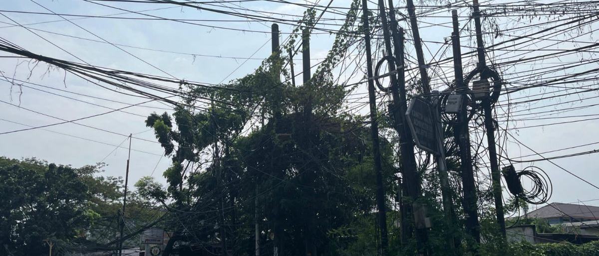 Jakbar relokasi 7.960 meter kabel utilitas semrawut di jalan utama