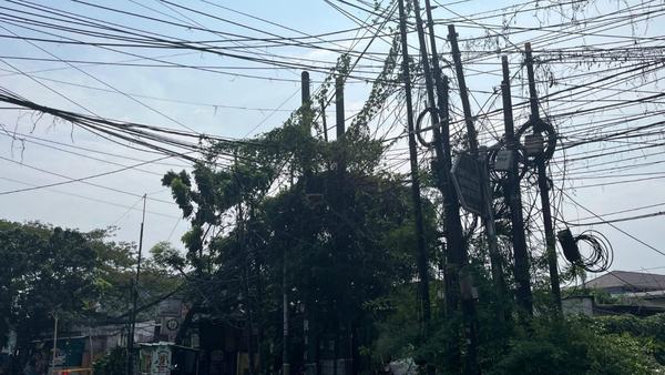 Jakbar relokasi 7.960 meter kabel utilitas semrawut di jalan utama