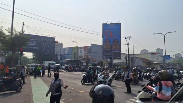 Kecelakaan truk di Simpang Unisma Bekasi picu kemacetan panjang