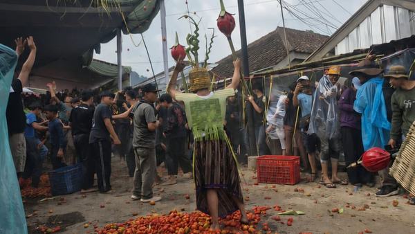 Ketika lemparan tomat menumbuhkan sebuah tradisi di Lembang