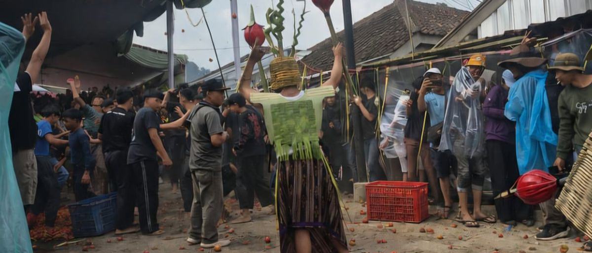 Ketika lemparan tomat menumbuhkan sebuah tradisi di Lembang