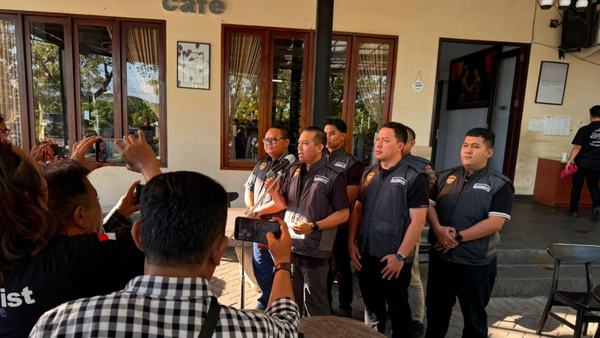 Kortastipidkor geledah dua kafe terkait korupsi impor ponsel ilegal
