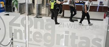 kpk-sita-cctv-laptop-dan-uang-asing-usai-geledah-kantor-pajak-jakut-1768291485.jpg