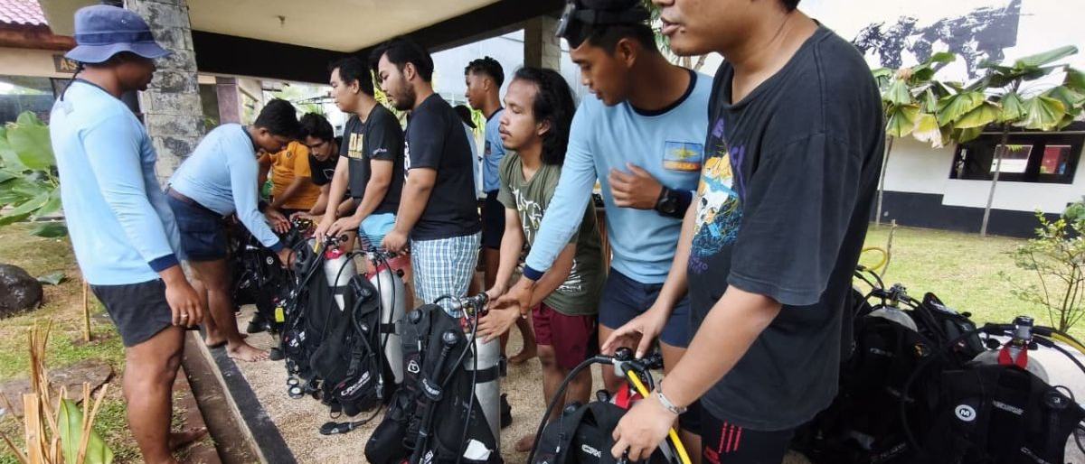 Pasukan Kopaska dampingi warga penyandang disabilitas belajar menyelam