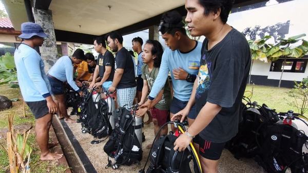 Pasukan Kopaska dampingi warga penyandang disabilitas belajar menyelam