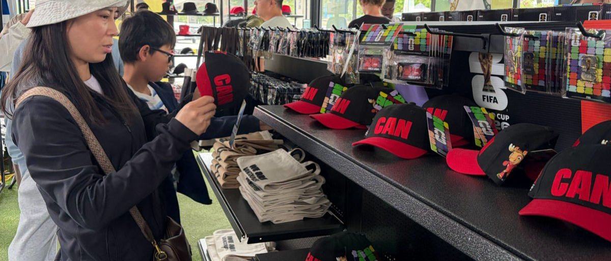 Pengunjung berburu jersi dan cendera mata resmi Piala Dunia di Vancouver