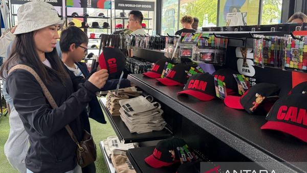 Pengunjung berburu jersi dan cendera mata resmi Piala Dunia di Vancouver