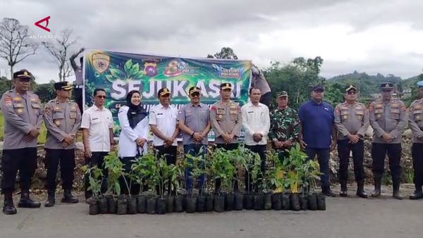 Peringatan HUT Bhayangkara, Polres Agam tanam ratusan bibit pohon