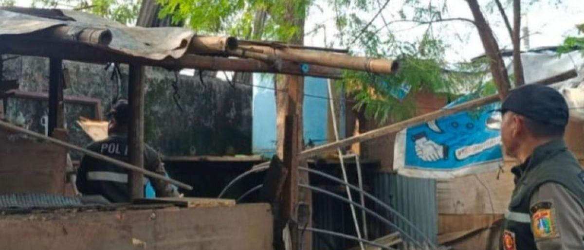 Petugas bongkar 29 bangunan liar di bantaran kali KBB Tanah Abang