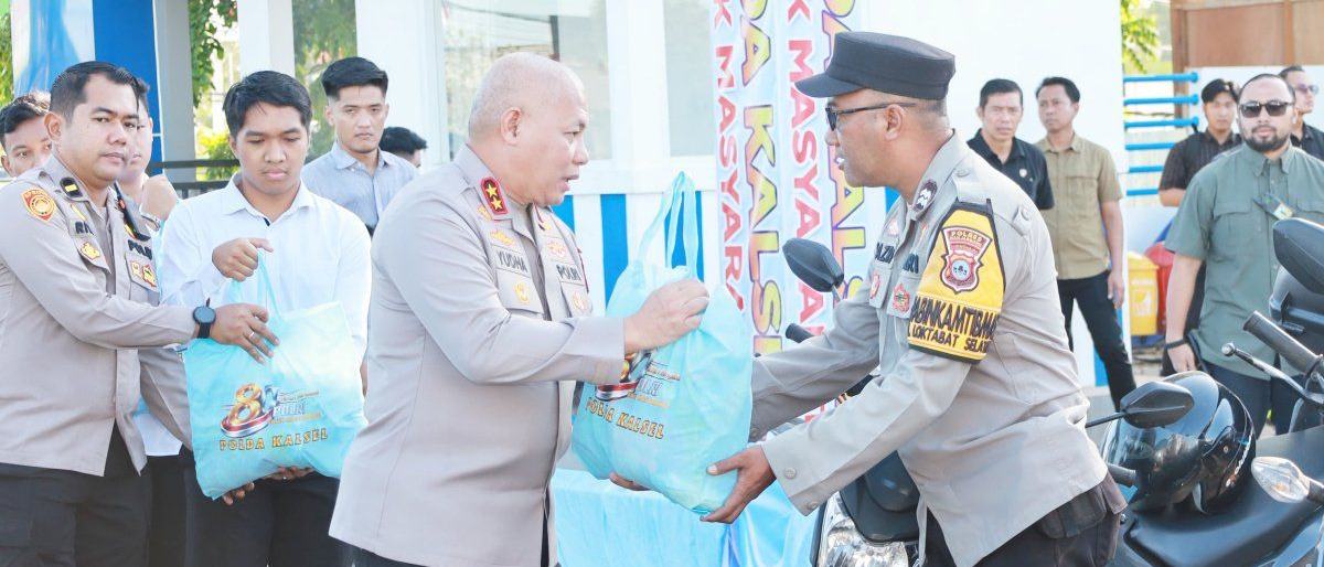 Polda Kalsel bagikan 2.244 paket sembako dari rumah ke rumah
