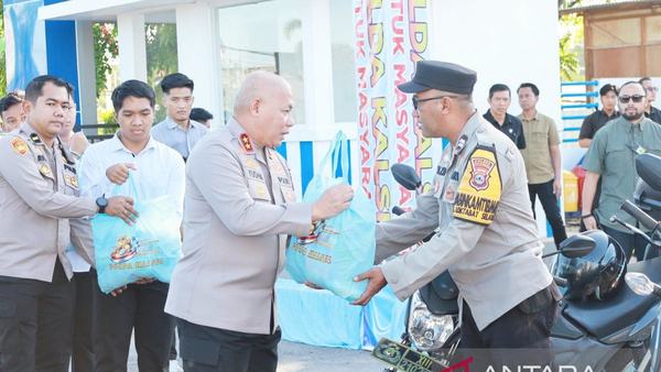 Polda Kalsel bagikan 2.244 paket sembako dari rumah ke rumah