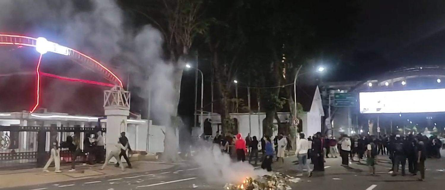 Polisi pukul mundur aksi massa berujung anarkis di Grahadi