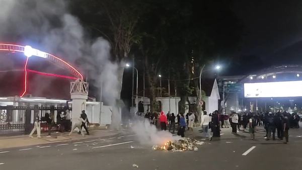 Polisi pukul mundur aksi massa berujung anarkis di Grahadi