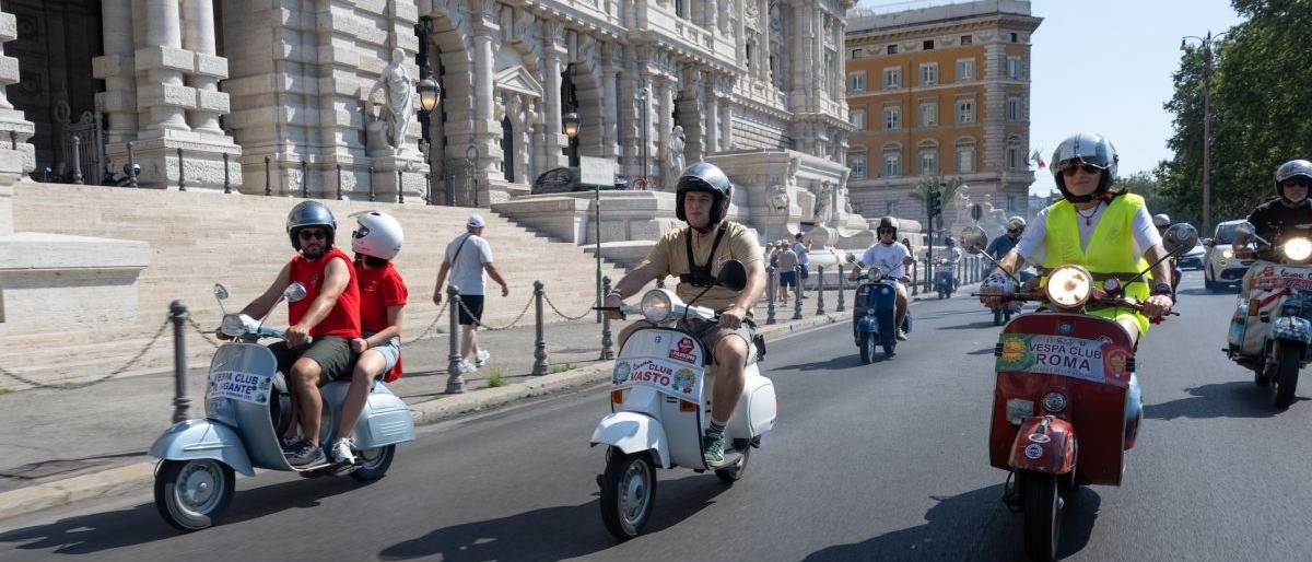 Ribuan pencinta skuter rayakan ulang tahun ke-80 Vespa di Roma