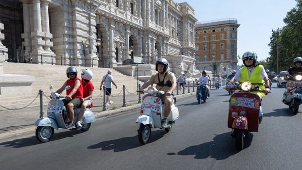 Ribuan pencinta skuter rayakan ulang tahun ke-80 Vespa di Roma