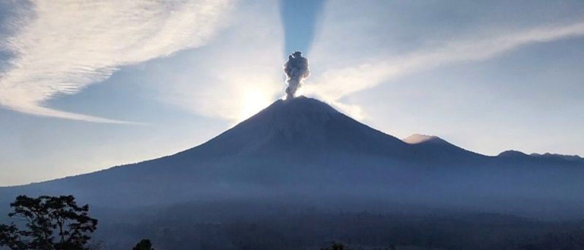 Semeru erupsi dengan letusan setinggi 1,2 km disertai dentuman sedang