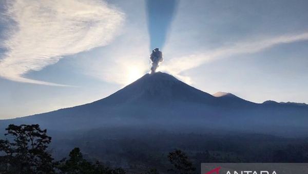Semeru erupsi dengan letusan setinggi 1,2 km disertai dentuman sedang