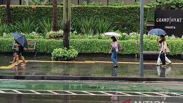 Senin, BMKG: Mayoritas kota besar RI berawan hingga hujan ringan