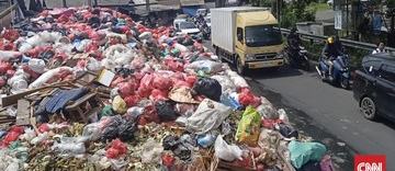 separuh-jalan-dewi-sartika-ciputat-tangsel-tertimbun-gunung-sampah-1767659504.jpg