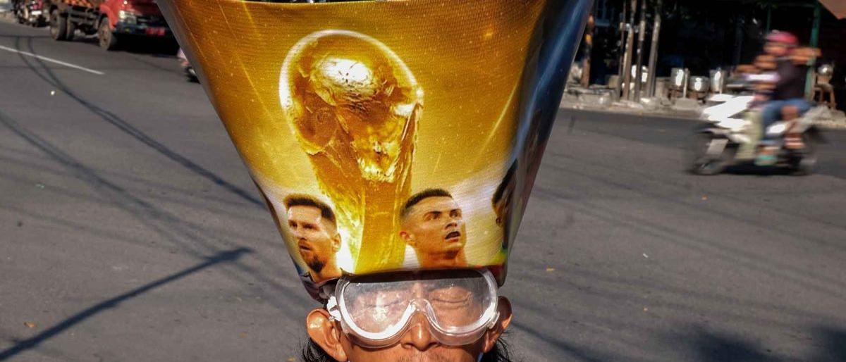 Supeltas berkostum ala suporter piala dunia
