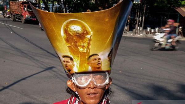 Supeltas berkostum ala suporter piala dunia
