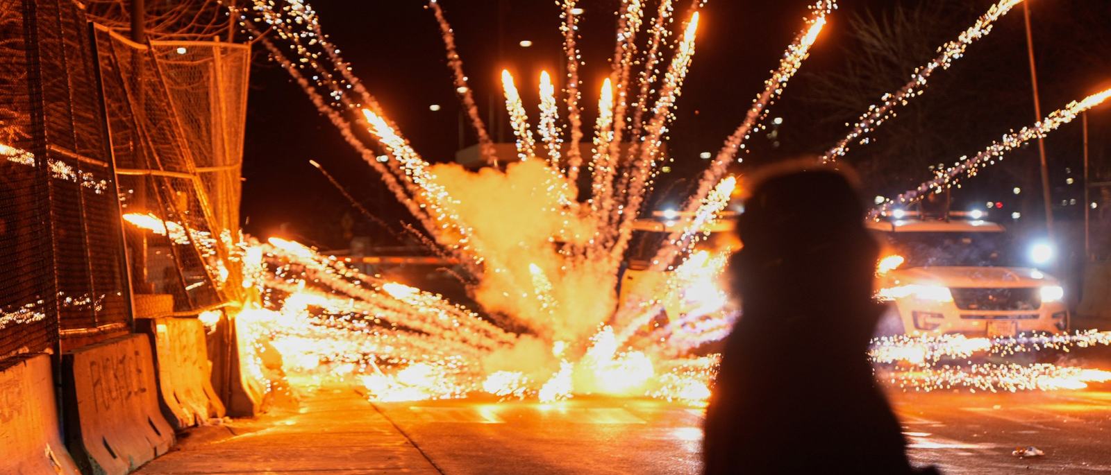 tensions-flare-in-minnesota-as-protesters-federal-agents-square-off-1768306282.jpg