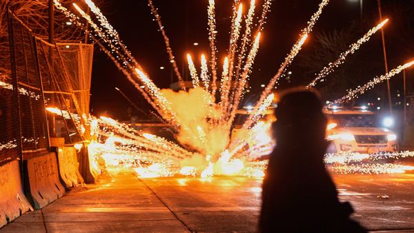 tensions-flare-in-minnesota-as-protesters-federal-agents-square-off-1768306282.jpg