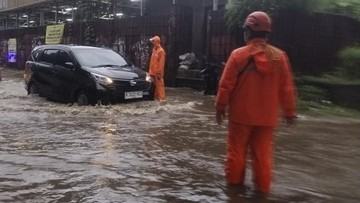 transjakarta-terganggu-imbas-banjir-ini-daftar-rutenya-1768190540.jpg