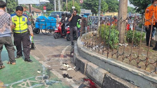 Truk diduga rem blong tabrak belasan motor di Simpang Unisma Bekasi