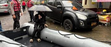 warga-asrama-polisi-pondok-karya-jaksel-dievakuasi-imbas-banjir-70-cm-1768205352.jpg